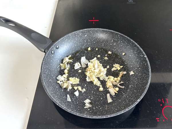 Chrumkavé tuniakové koláčiky vo fritéze: neodolateľný predkrm! - Príprava krok 2