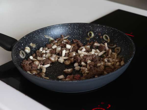 Ako varíte instantné rezance? Rýchly recept s hovädzím mäsom a hubami! - Príprava krok 8