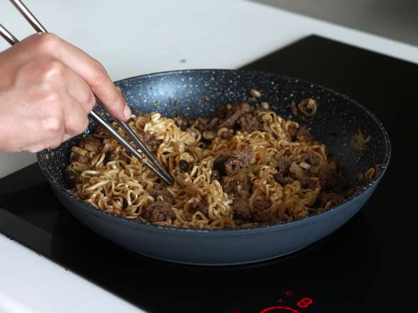 Ako varíte instantné rezance? Rýchly recept s hovädzím mäsom a hubami! - Príprava krok 9