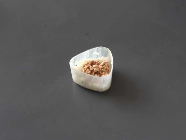 Tuniakové onigiri, malý japonský trojuholníkový sendvič s ryžou - おにぎり - Príprava krok 6
