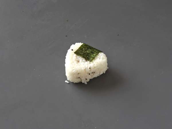 Tuniakové onigiri, malý japonský trojuholníkový sendvič s ryžou - おにぎり - Príprava krok 10