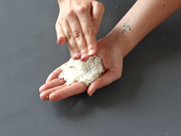 Tuniakové onigiri, malý japonský trojuholníkový sendvič s ryžou - おにぎり - Príprava krok 11