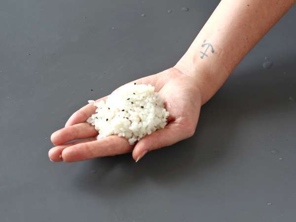 Tuniakové onigiri, malý japonský trojuholníkový sendvič s ryžou - おにぎり - Príprava krok 12
