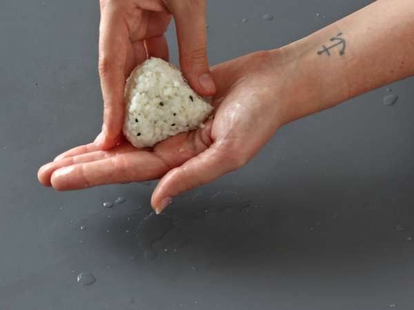Tuniakové onigiri, malý japonský trojuholníkový sendvič s ryžou - おにぎり - Príprava krok 13