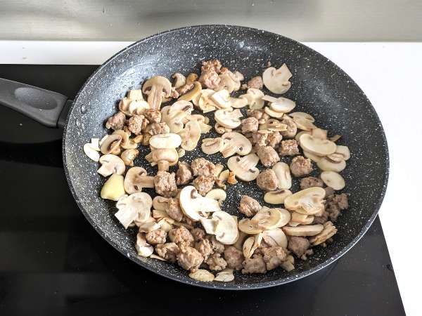 Krémové cestoviny s hubami a klobásou - Príprava krok 4