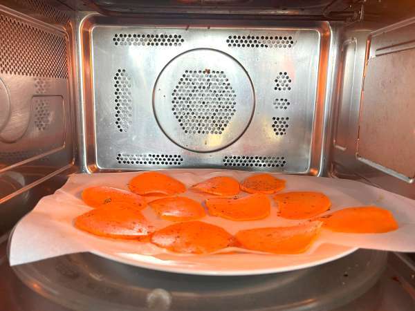 Sladké zemiakové lupienky do mikrovlnnej rúry - Príprava krok 4