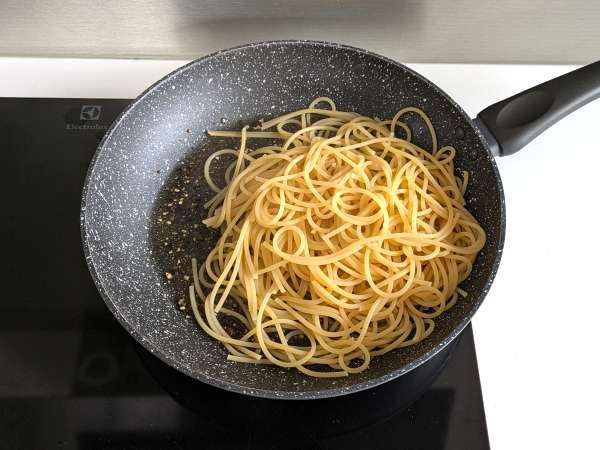 Špagety cacio e pepe: 3 prísady, explózia chutí! - Príprava krok 5