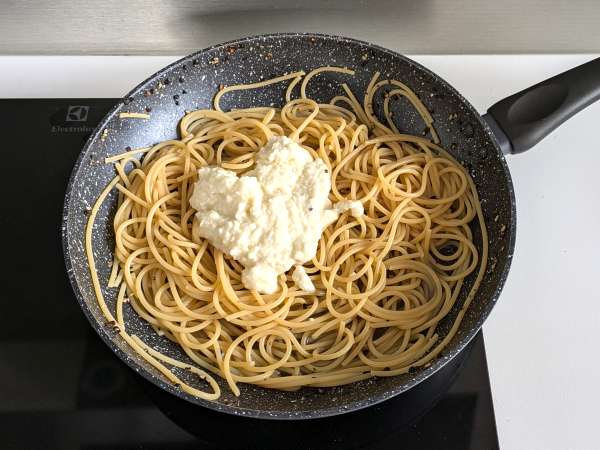 Špagety cacio e pepe: 3 prísady, explózia chutí! - Príprava krok 8