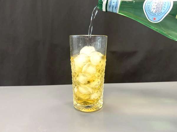 Martini Spritz bez alkoholu, sladký kvetinový koktail na aperitív - Príprava krok 3