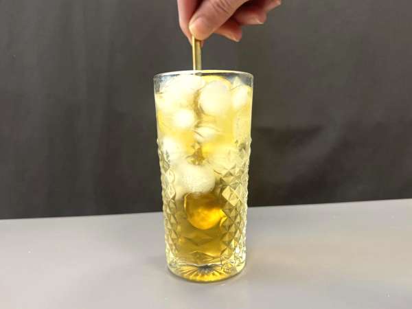 Martini Spritz bez alkoholu, sladký kvetinový koktail na aperitív - Príprava krok 4