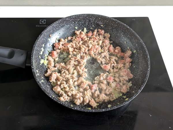 Cannelloni huby a klobása: bohatý a chutný prvý chod - Príprava krok 6