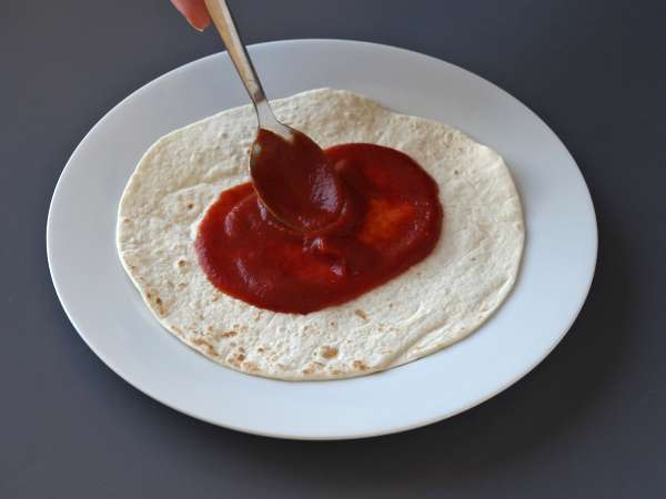 Čo robiť s tortillami Gurmánsky pokrm na zdieľanie s príchuťou pizze! - Príprava krok 2