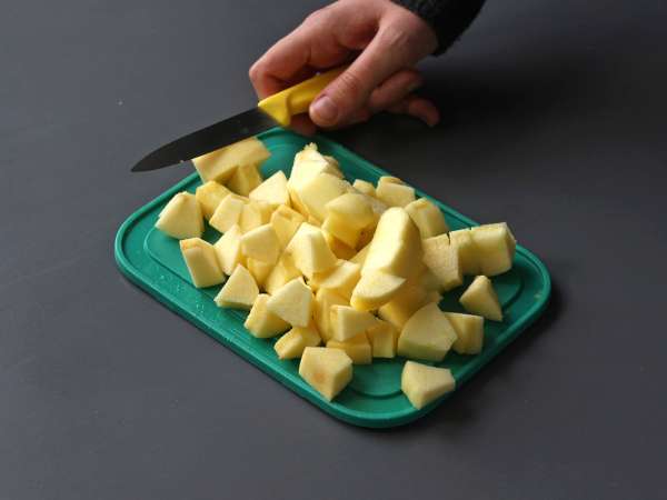 Čokoládový jablkový fondán, super jednoduchý dezert, ktorý si pripravíte len z 2 ingrediencií! - Príprava krok 1