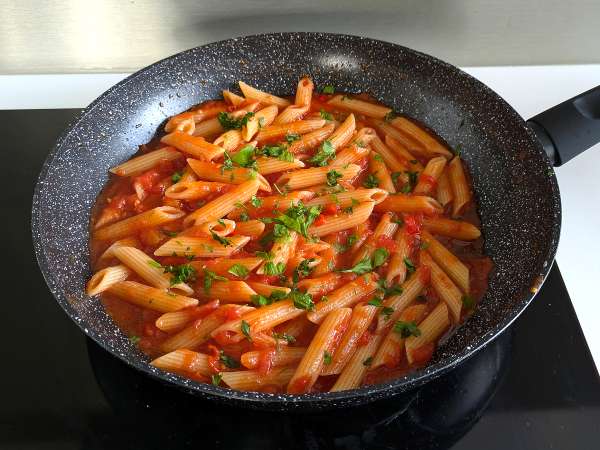 Penne all'arrabbiata: talianska klasika, ktorá zahreje pri srdci! - Príprava krok 6