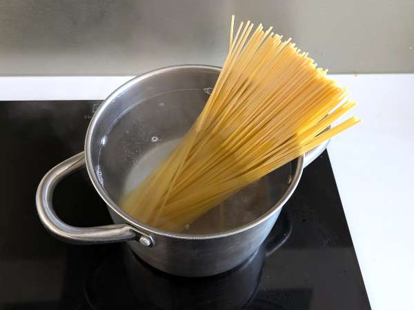 Spaghetti al fuoco di Bacco: cestoviny s červeným vínom, ktoré prinesú na stôl niečo špeciálne - Príprava krok 2