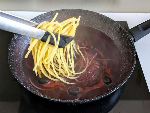 Spaghetti al fuoco di Bacco: cestoviny s červeným vínom, ktoré prinesú na stôl niečo špeciálne - Príprava krok 3