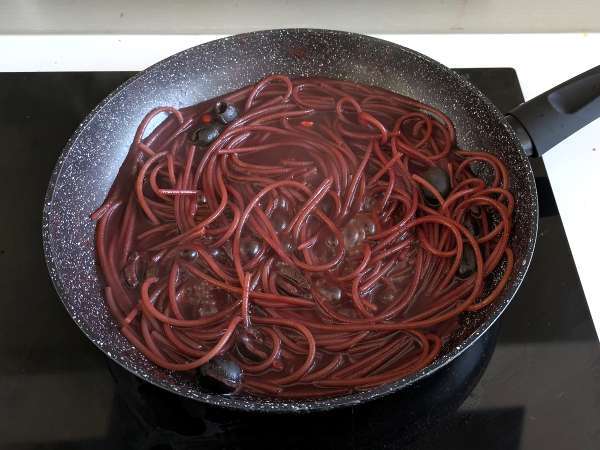 Spaghetti al fuoco di Bacco: cestoviny s červeným vínom, ktoré prinesú na stôl niečo špeciálne - Príprava krok 4