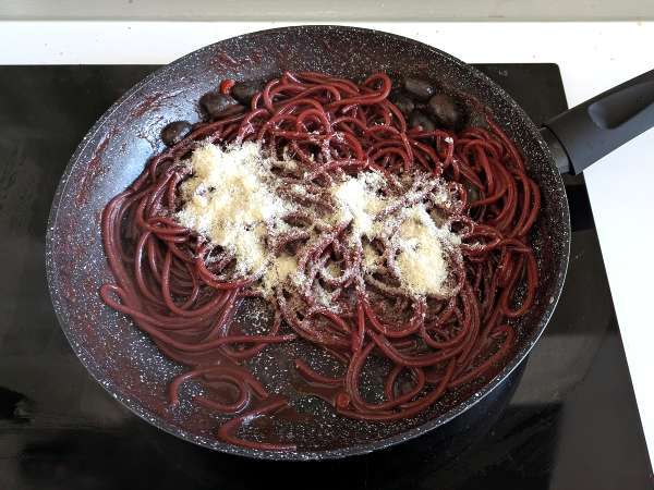 Spaghetti al fuoco di Bacco: cestoviny s červeným vínom, ktoré prinesú na stôl niečo špeciálne - Príprava krok 5