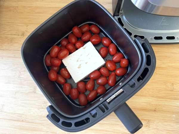 Pečené feta halušky s Airfryer, super rýchle jedlo s cherry paradajkami a feta! - Príprava krok 1
