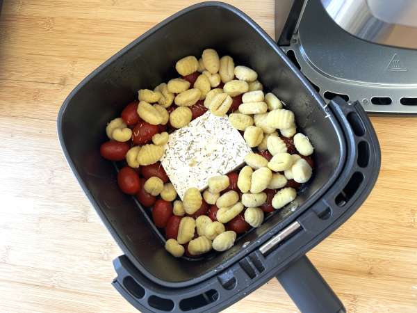 Pečené feta halušky s Airfryer, super rýchle jedlo s cherry paradajkami a feta! - Príprava krok 2
