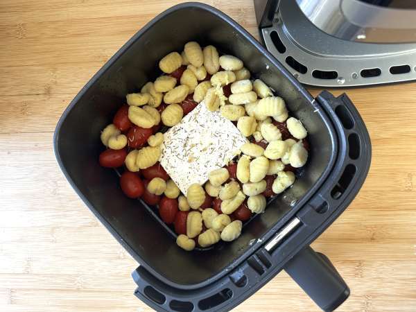 Pečené feta halušky s Airfryer, super rýchle jedlo s cherry paradajkami a feta! - Príprava krok 3