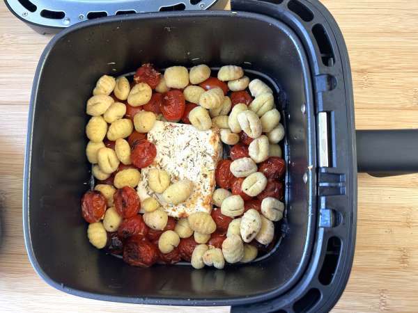 Pečené feta halušky s Airfryer, super rýchle jedlo s cherry paradajkami a feta! - Príprava krok 4