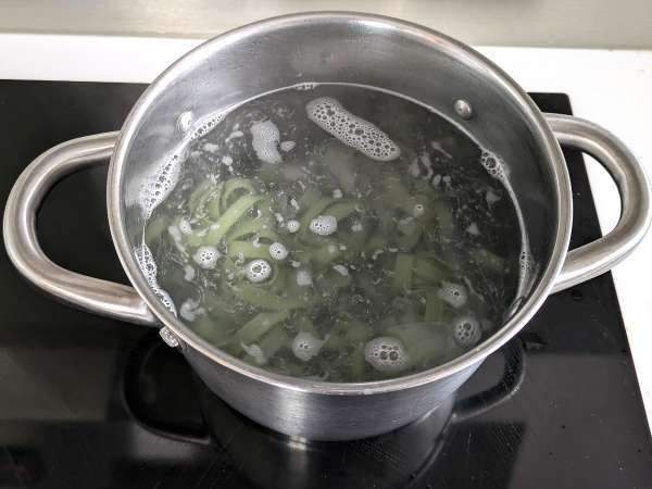 Spirulinové cestoviny s krevetami a citrónom: prvý chod bohatý na živiny s jedinečnou chuťou - Príprava krok 5