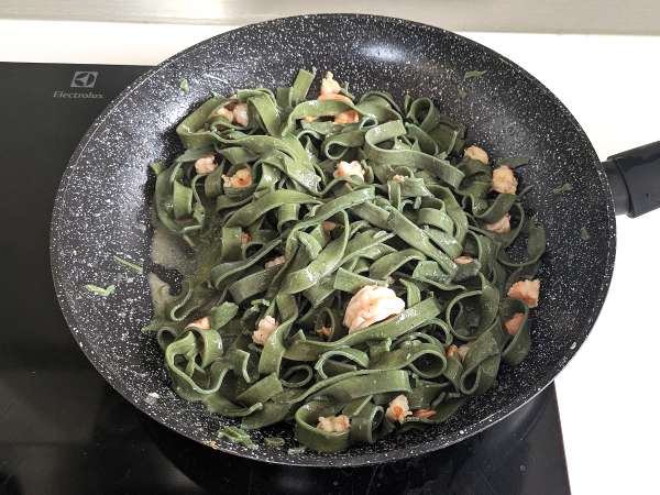 Spirulinové cestoviny s krevetami a citrónom: prvý chod bohatý na živiny s jedinečnou chuťou - Príprava krok 7