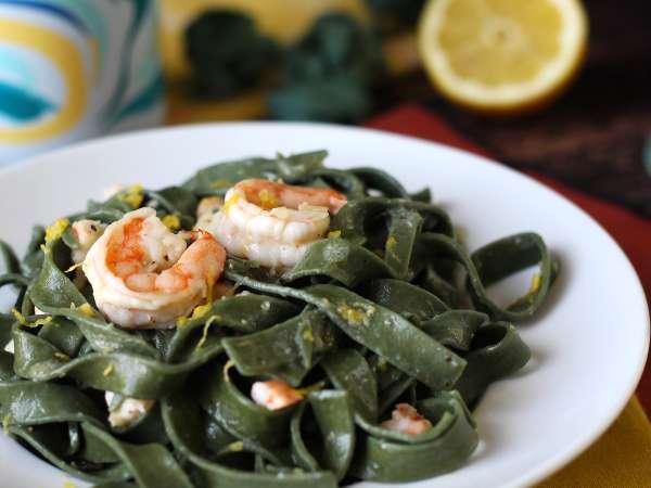 Spirulinové cestoviny s krevetami a citrónom: prvý chod bohatý na živiny s jedinečnou chuťou - Príprava krok 8