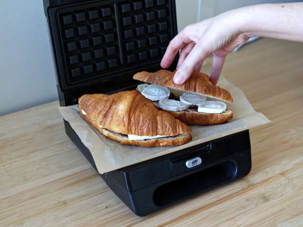 Croffle, vafľový croissant s figovým džemom, kozím syrom a iberskou sušenou šunkou - Príprava krok 3