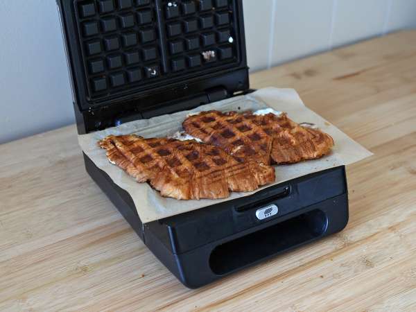 Croffle, vafľový croissant s figovým džemom, kozím syrom a iberskou sušenou šunkou - Príprava krok 4