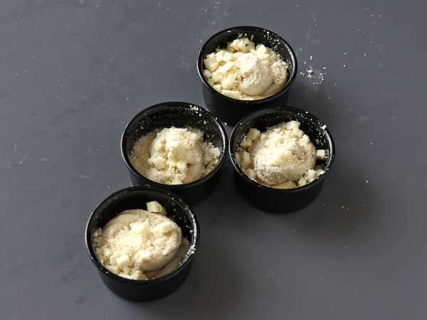 Cruffins, kombinácia croissantu a muffinu, v tomto prípade solené s parmezánom a mozzarellou. - Príprava krok 6