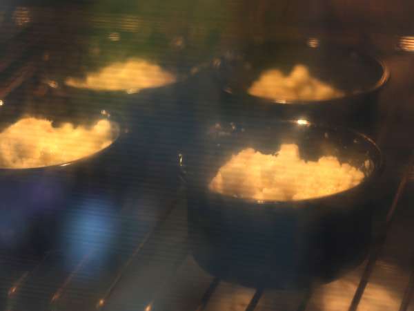 Cruffins, kombinácia croissantu a muffinu, v tomto prípade solené s parmezánom a mozzarellou. - Príprava krok 7