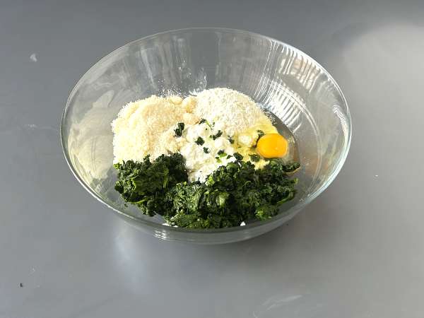 Špenát a ricotta malfatti, jednoduchý recept na domáce cestoviny bez miesenia - Príprava krok 3