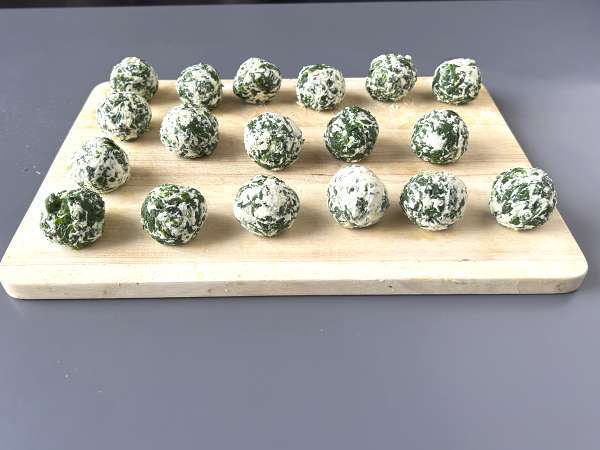 Špenát a ricotta malfatti, jednoduchý recept na domáce cestoviny bez miesenia - Príprava krok 4