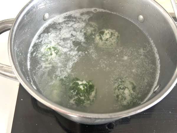 Špenát a ricotta malfatti, jednoduchý recept na domáce cestoviny bez miesenia - Príprava krok 5