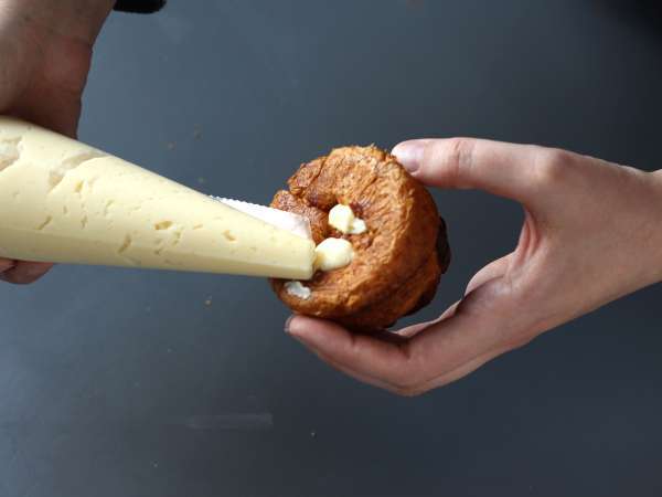 Cruffins, kombinácia croissantu a muffinu s krémom a čokoládou - Príprava krok 14