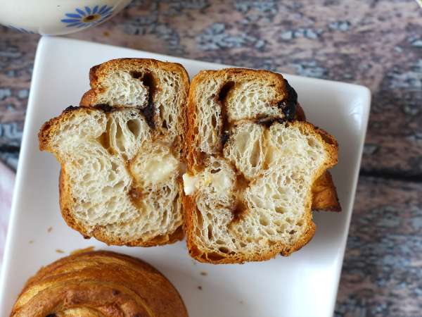 Cruffins, kombinácia croissantu a muffinu s krémom a čokoládou - Príprava krok 15