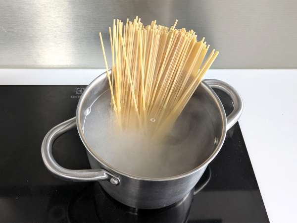 Špagety aglio, olio a peperoncino: talianske tradičné jedlo na poslednú chvíľu - Príprava krok 1