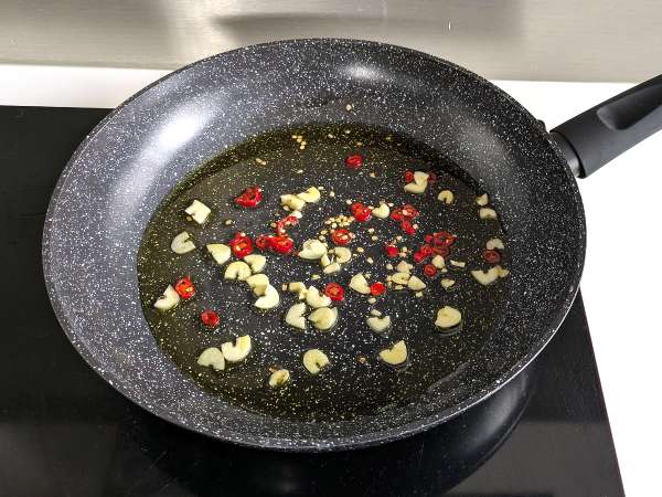Špagety aglio, olio a peperoncino: talianske tradičné jedlo na poslednú chvíľu - Príprava krok 5