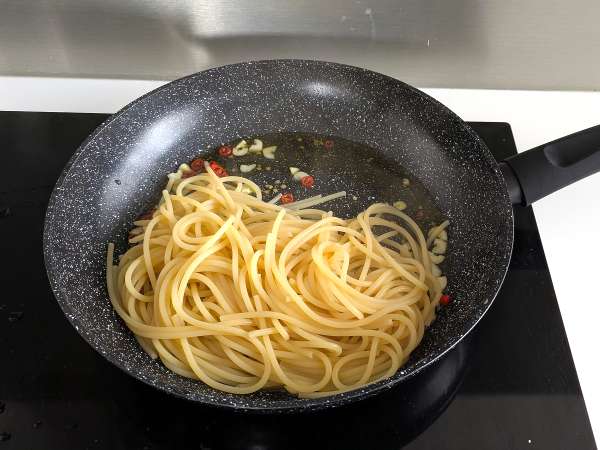 Špagety aglio, olio a peperoncino: talianske tradičné jedlo na poslednú chvíľu - Príprava krok 6