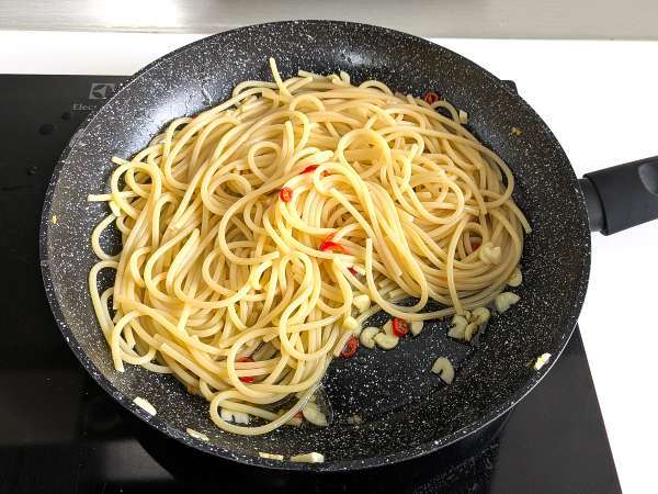 Špagety aglio, olio a peperoncino: talianske tradičné jedlo na poslednú chvíľu - Príprava krok 7