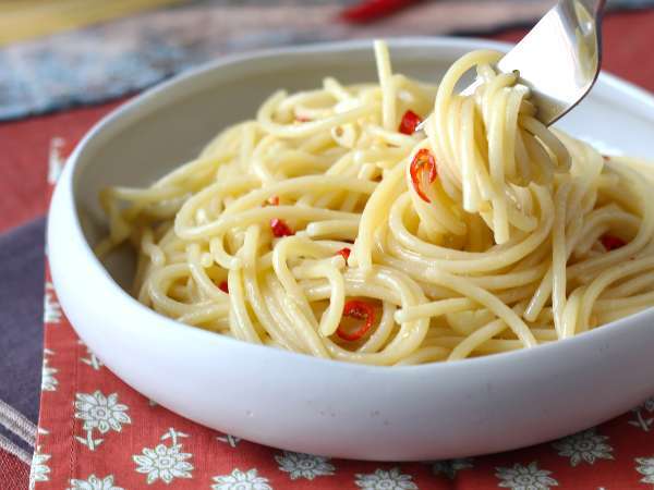 Špagety aglio, olio a peperoncino: talianske tradičné jedlo na poslednú chvíľu - Príprava krok 8