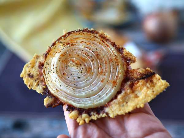 Super chrumkavé domáce cibuľové a parmezánové lupienky - Príprava krok 5