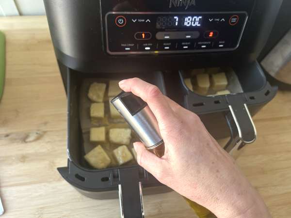Mlieko vyprážané na vzduchu vo fritéze. Tradičný dezert s menším množstvom oleja a rovnakou chuťou ako vždy. - Príprava krok 10