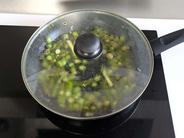 Krémové cestoviny so špargľou a slaninou: jednoduchý a chutný recept - Príprava krok 3