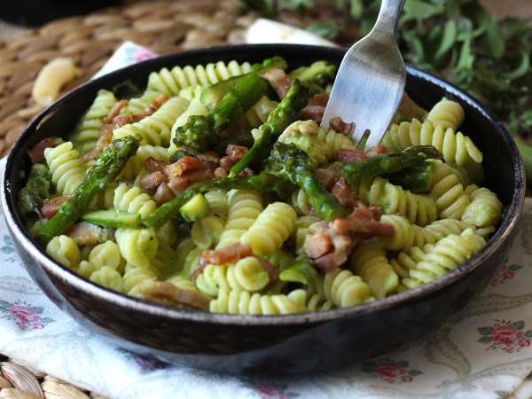 Krémové cestoviny so špargľou a slaninou: jednoduchý a chutný recept - Príprava krok 10