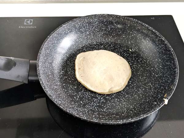 Mäkké vegánske palacinky s ľanovým vajcom: jednoduchý recept bez vajec - Príprava krok 7