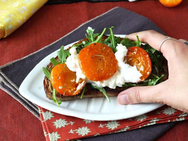 Pečené marhule, rukola a burrata na toaste - Príprava krok 5