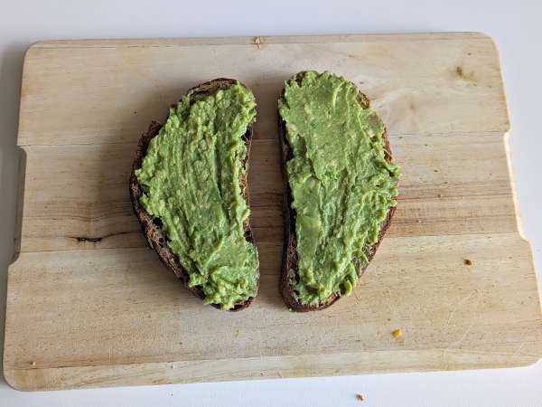 Avokádový toast s mangom a limetkou: svieži, rýchly a chutný recept - Príprava krok 3